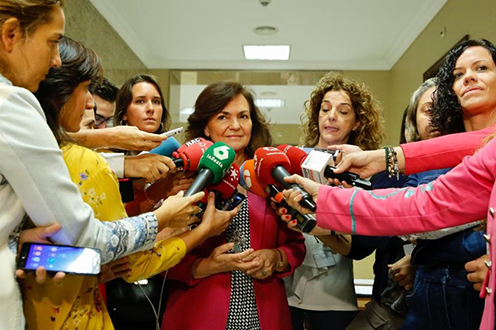 La vicepresidenta del Gobierno, Carmen Calvo, realiza unas declaraciones a los periodistas en los pasillos del Congreso
