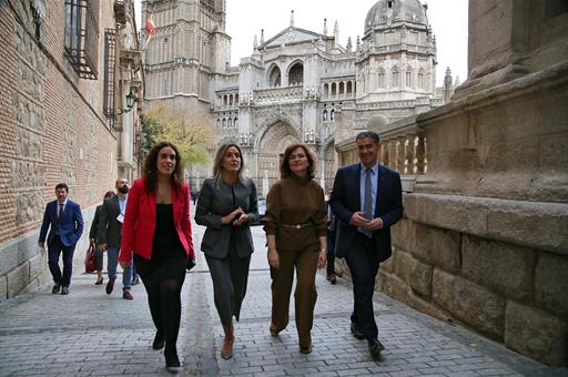 La vicepresidenta del Gobierno, Carmen Calvo, junto a la alcaldesa de Toledo, Milagros Tolón, y otras autoridades municipales