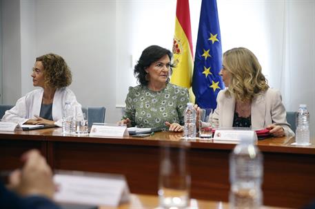 26/06/2018. Carmen Calvo con los delegados de Gobierno en las Comunidades Autónomas. La vicepresidenta, Carmen Calvo, junto a la ministra de...