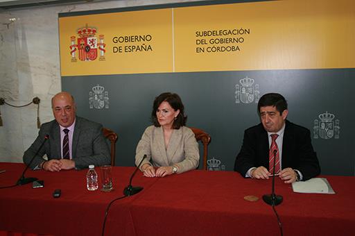La vicepresidenta del Gobierno, Carmen Calvo, con los presidentes de las Diputaciones Provinciales de Córdoba y Jaén