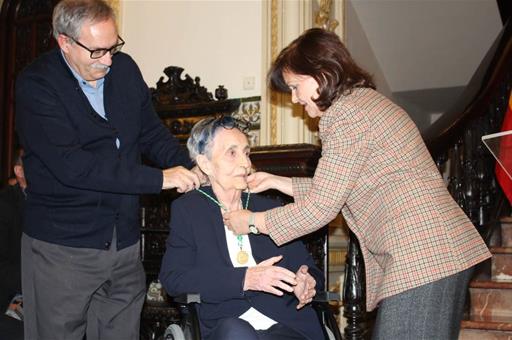 La vicepresidenta hace entrega del premio a Mariluz Escribano