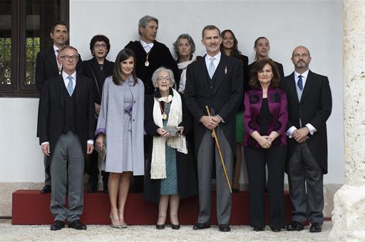 La escritora uruguaya Ida Vitale, junto a los Reyes y la vicepresidenta del Gobierno, en la entrega del Premio Cervantes