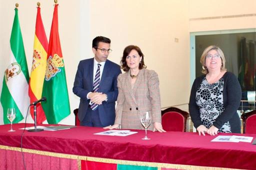 La vicepresidenta del Gobierno, Carmen Calvo, junto al alcalde de Granada, Francisco Cuenca