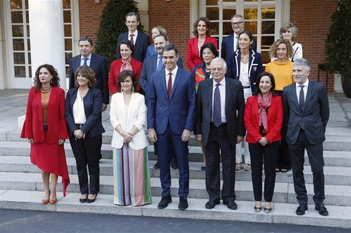 Foto de familia del presidente del Gobierno, Pedro Sánchez, con las ministras y ministros de su Gabinete (Foto: Archivo)