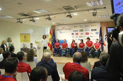 Sáenz de Santamaría asiste a la despedida al equipo paralímpico español (Foto: Pool Moncloa)