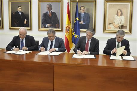 1/12/2017. Sáenz de Santamaría preside la firma de un convenio para la bonificación de peajes a vehículos pesados en la AP-68. El presidente...
