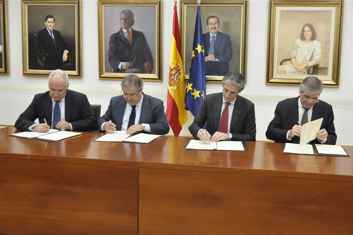1/12/2017. Sáenz de Santamaría preside la firma de un convenio para la bonificación de peajes a vehículos pesados en la AP-68. El presidente...