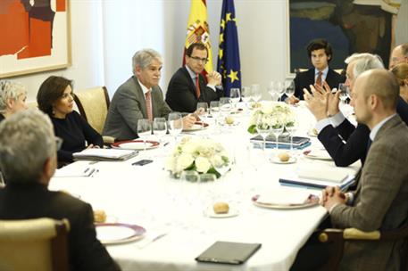 10/05/2017. La vicepresidenta del Gobierno ofrece un almuerzo al negociador-jefe de la Comisión Europea para el Brexit. La vicepresidenta de...