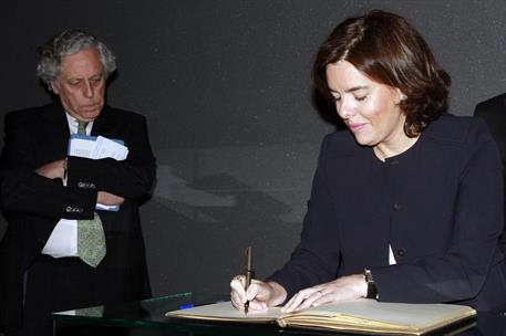 30/03/2017. La Vicepresidenta asiste a la Fundación Carlos de Amberes. La vicepresidenta del Gobierno, Soraya Sáenz de Santamaría, acompañad...