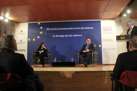 30/03/2017. La vicepresidenta asiste a la Fundación Carlos de Amberes. La vicepresidenta del Gobierno, Soraya Sáenz de Santamaría, presenta ...