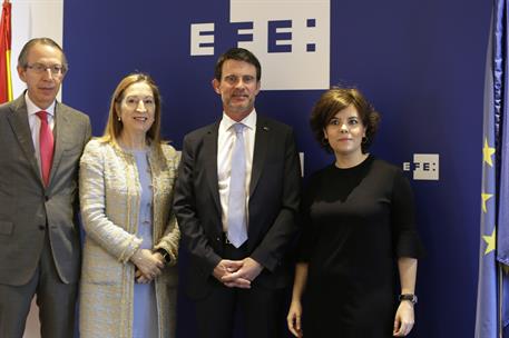 19/04/2018. Sáenz de Santamaría presenta al ex primer ministro francés, Manuel Valls, en el Foro Líderes de EFE. La vicepresidenta del Gobie...