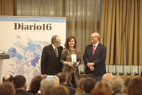 La vicepresidenta del Gobierno recibe el premio Diario 16 como ‘Mujer del Año’ 