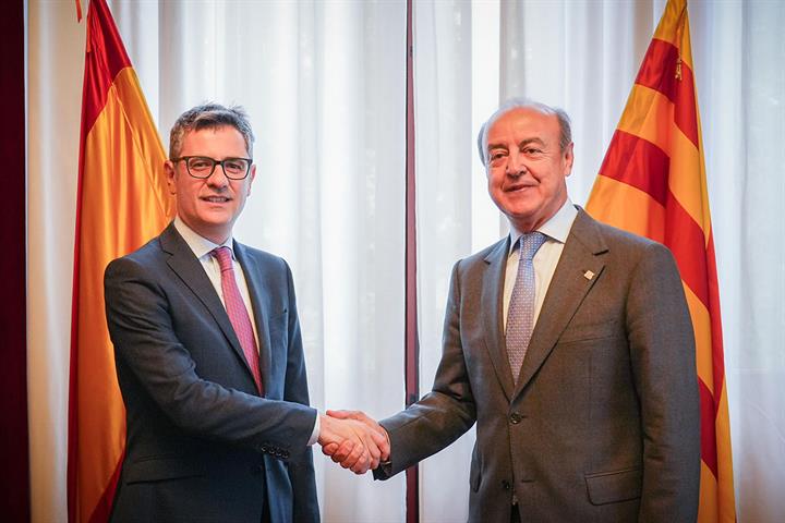 El ministro de la Presidencia, Justicia y Relaciones con las Cortes con el presidente del TSJ de Cataluña