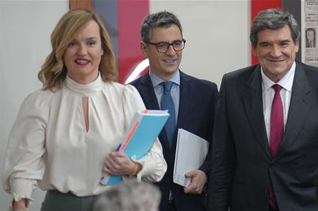 El ministro de la Presidencia, Justicia y Relaciones con las Cortes, Félix Bolaños, entrando en la sala de la rueda de prensa 