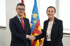 El ministro Félix Bolaños saluda a la presidenta del TSJ de la Comunidad Valenciana, Pilar de la Oliva