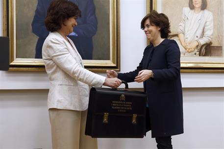 7/06/2018. Carmen Calvo recibe la cartera de manos de Soraya Sáenz de Santamaría. La vicepresidenta del Gobierno y ministra de la Presidenci...