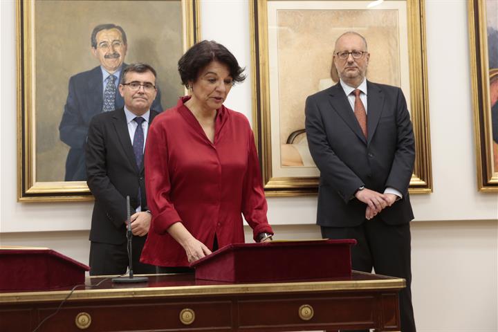 12/06/2018. La vicepresidenta asiste a la toma de posesión de los altos cargos de su Gabinete. Soledad Murillo de la Vega promete el cargo d...