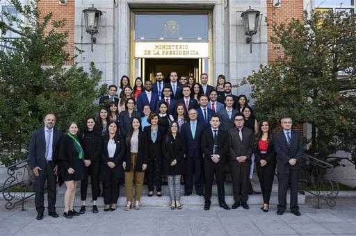La vicepresidenta en funciones, con los participantes del programa Jóvenes Líderes Iberoamericanos de la Fundación Carolina 