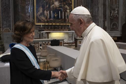 La vicepresidenta del Gobierno en funciones, Carmen Calvo, saluda al papa Francisco