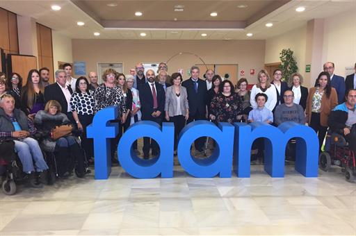 Carmen Calvo y los representantes de las asociaciones de la Federación Almeriense de Personas con Discapacidad