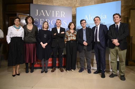 Carmen Calvo junto al presidente del grupo Planeta y los escritores premiados