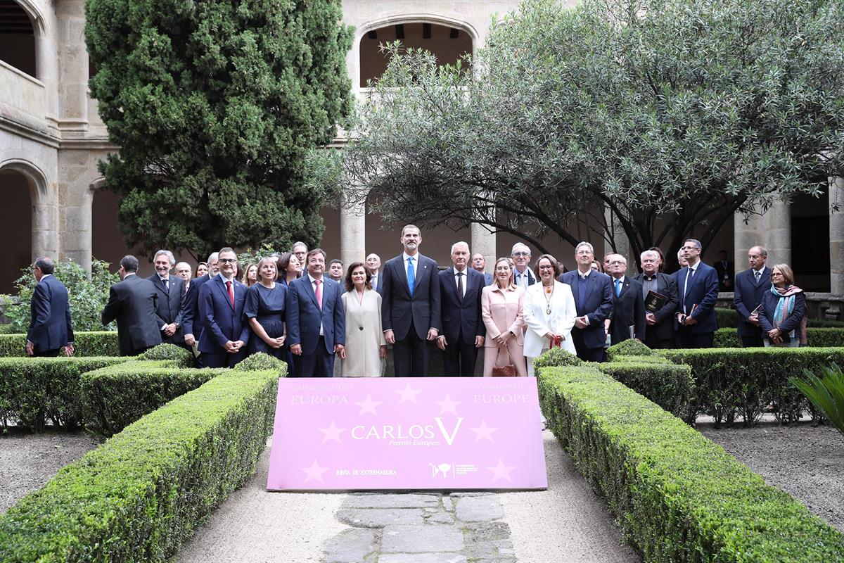 9/05/2019. Carmen Calvo asiste al acto de entrega del Premio Europeo Carlos V. Foto de familia tras la entrega del Premio Europeo Carlos al ...