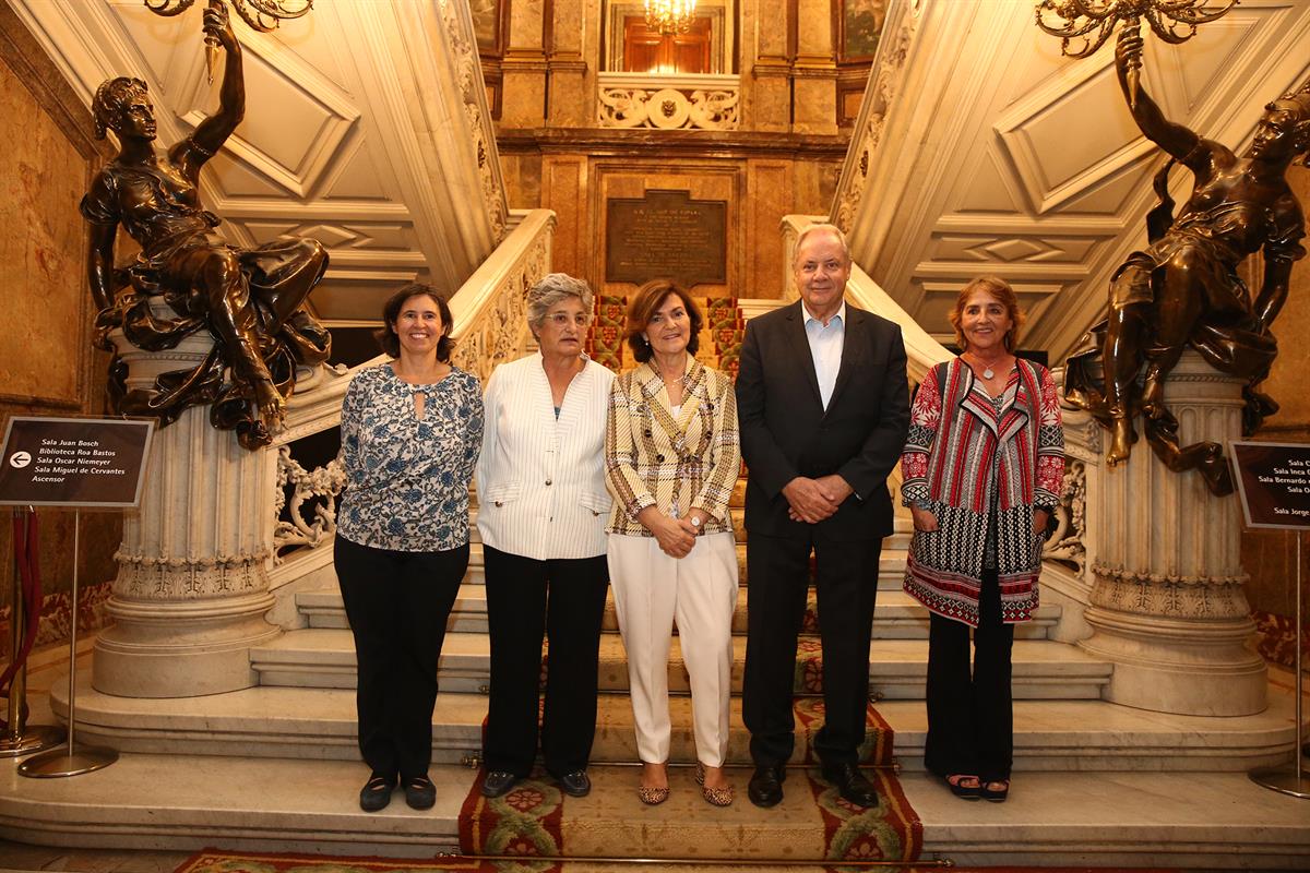 9/10/2019. Carmen Calvo en el homenaje a Almudena Cavestany. Foto de familia en las escaleras de la Casa América, de la vicepresidenta y min...