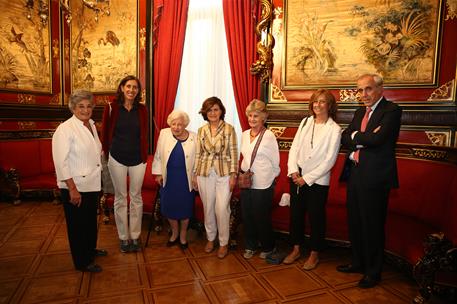 9/10/2019. Carmen Calvo en el homenaje a Almudena Cavestany. Foto de familia en el interior de la Casa América, de la vicepresidenta y minis...