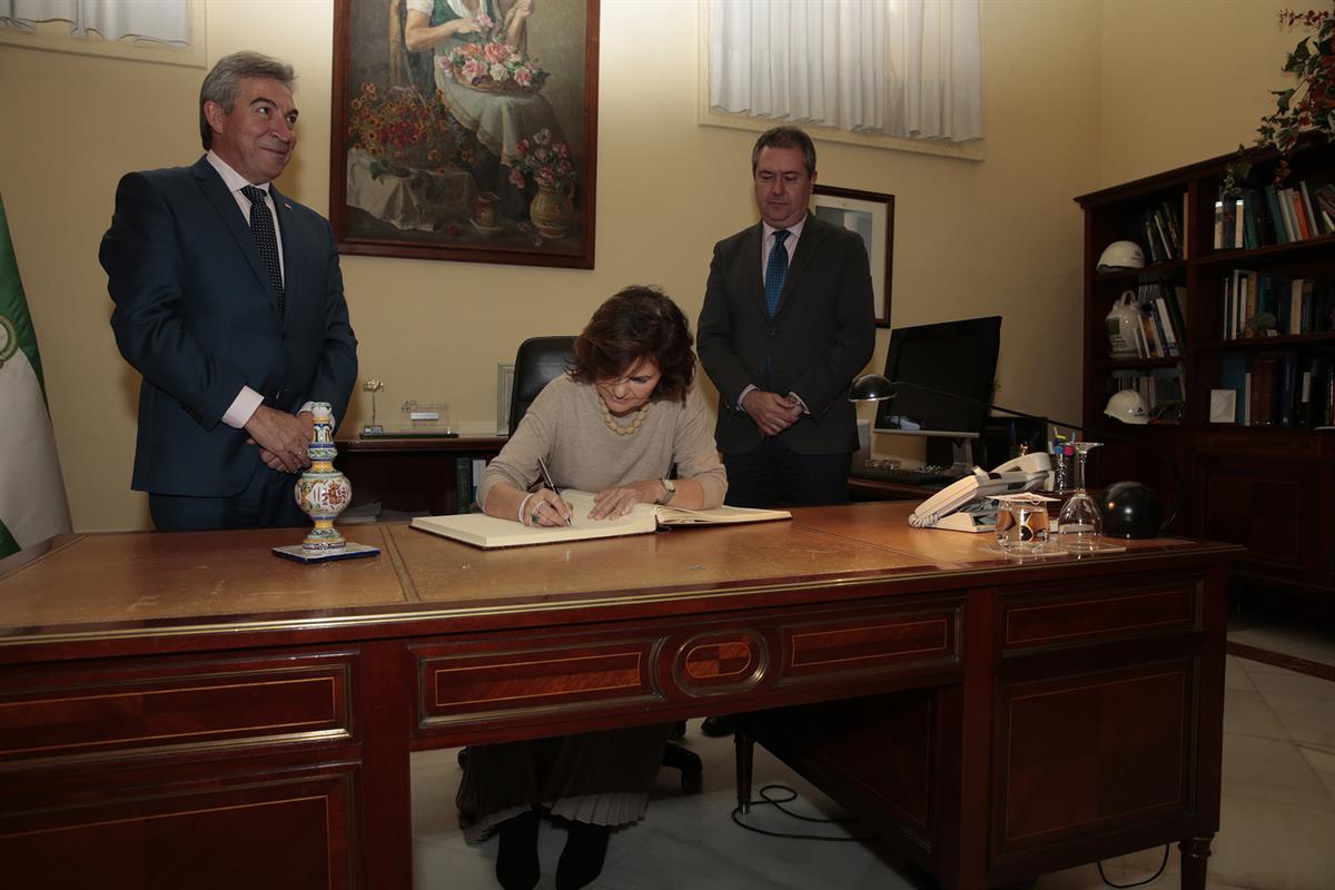 12/12/2019. Calvo asiste a la entrega de la XV edición de los Premios Plaza de España en Sevilla. La vicepresidenta del Gobierno, ministra d...