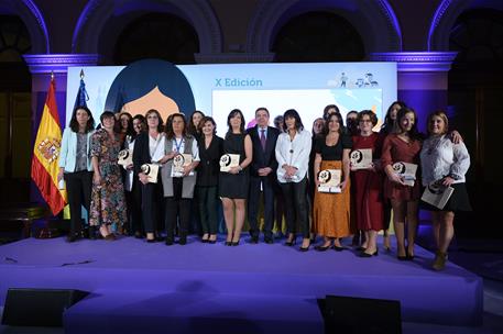16/10/2019. Calvo en la entrega de los X Premios Innovación a las Mujeres Rurales 2019. Foto de familia de la vicepresidenta y ministra de l...