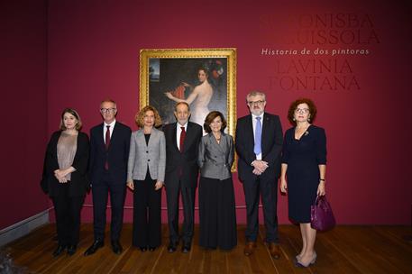 21/10/2019. Calvo inaugura exposición de las pintoras italianas Anguissola y Fontana. Foto de familia de la vicepresidenta y ministra de la ...