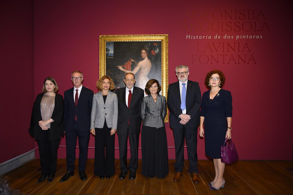 21/10/2019. Calvo inaugura exposición de las pintoras italianas Anguissola y Fontana. Foto de familia de la vicepresidenta y ministra de la ...