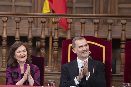 23/04/2019. La vicepresidenta asiste a la entrega del Premio Cervantes. La vicepresidenta del Gobierno, Carmen Calvo, y el rey Felipe durant...
