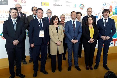 24/01/2019. Carmen Calvo inaugura el II Foro Global de Gobiernos Locales. La vicepresidenta del Gobierno, Carmen Calvo, junto a varios asist...