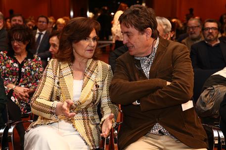 26/04/2019. Carmen Calvo, en la entrega de los Premios CEDRO. La vicepresidenta del Gobierno, Carmen Calvo, conversa con el director del Ins...