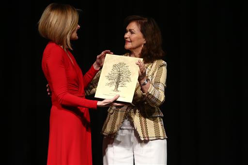 26/04/2019. Premios CEDRO. La vicepresidenta del Gobierno, Carmen Calvo, entrega el Premio CEDRO a la periodista de RNE Pepa Fernández.