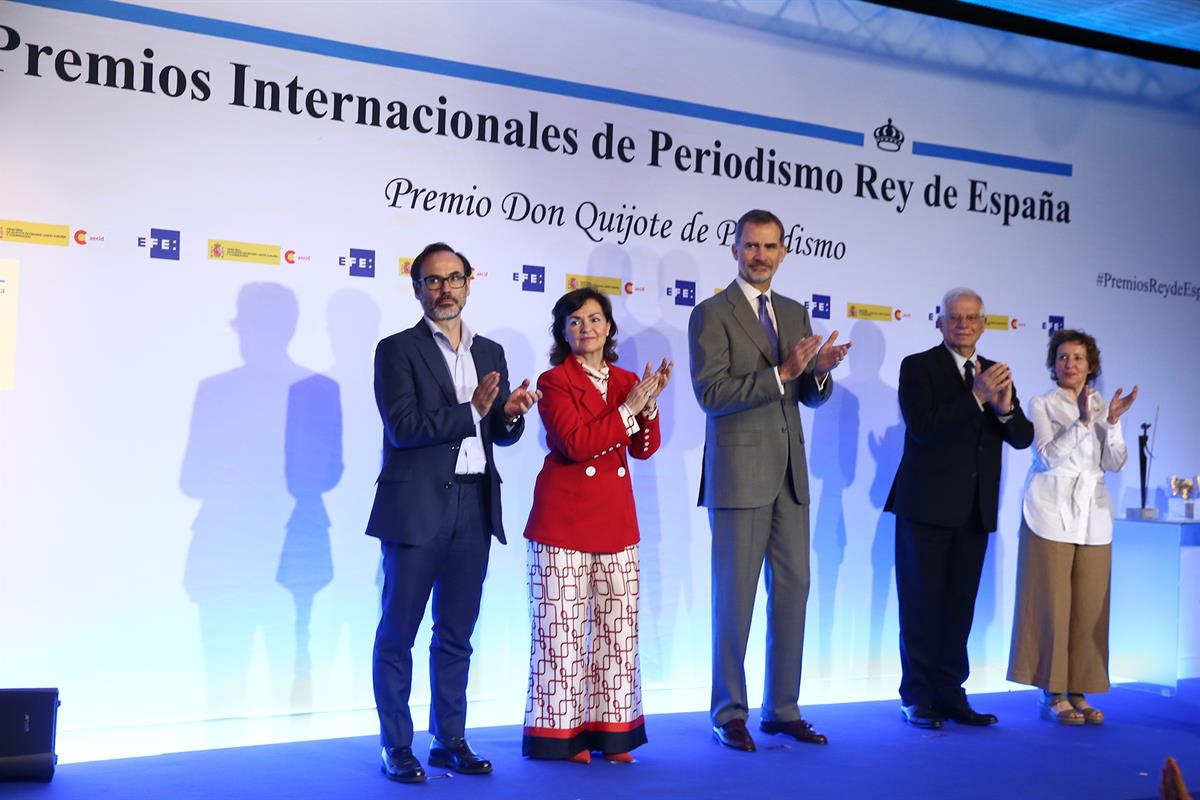 30/04/2019. Carmen Calvo, en la entrega de los premios de periodismo "Rey de España" y "Don Quijote". El presidente de la Agencia EFE, Ferna...