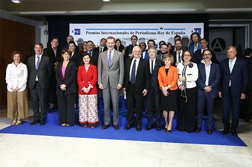 Foto de familia de autoridades y premiados tras la entrega de premios