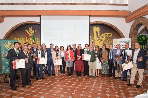 Carmen Calvo junto con los premiados con los premidos Espiga de la Denominación de Origen Dehesa de Extremadura