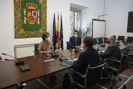 1/10/2020. Carmen Calvo se reúne con el presidente de la FEMP, Abel Caballero. La vicepresidenta primera y ministra de la Presidencia, Relac...