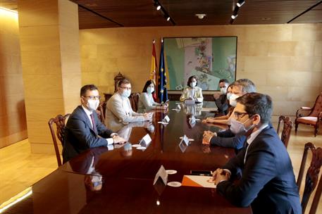 3/08/2020. Carmen Calvo y Carolina Darias mantienen una reunión con una delegación de Ciudadanos. La vicepresidenta primera del Gobierno, mi...