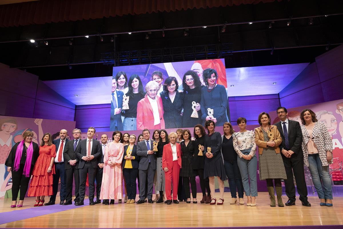 7/03/2020. Conmemoración del Día Internacional de la Mujer. Foto de familia de la vicepresidenta del Gobierno, ministra de la Presidencia, R...