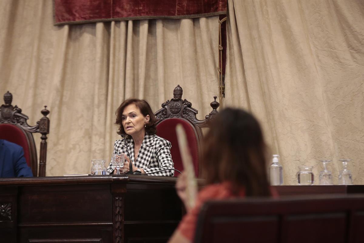 9/07/2020. Carmen Calvo presenta el Manual de Derecho Constitucional con perspectiva de género. La vicepresidenta primera y ministra de la P...