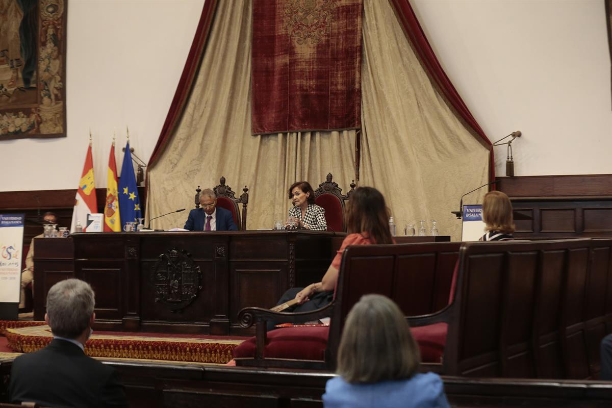 9/07/2020. Carmen Calvo presenta el Manual de Derecho Constitucional con perspectiva de género. La vicepresidenta primera y ministra de la P...
