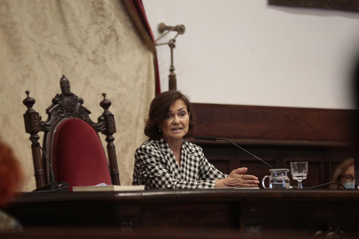 9/07/2020. Carmen Calvo presenta el Manual de Derecho Constitucional con perspectiva de género. La vicepresidenta primera y ministra de la P...