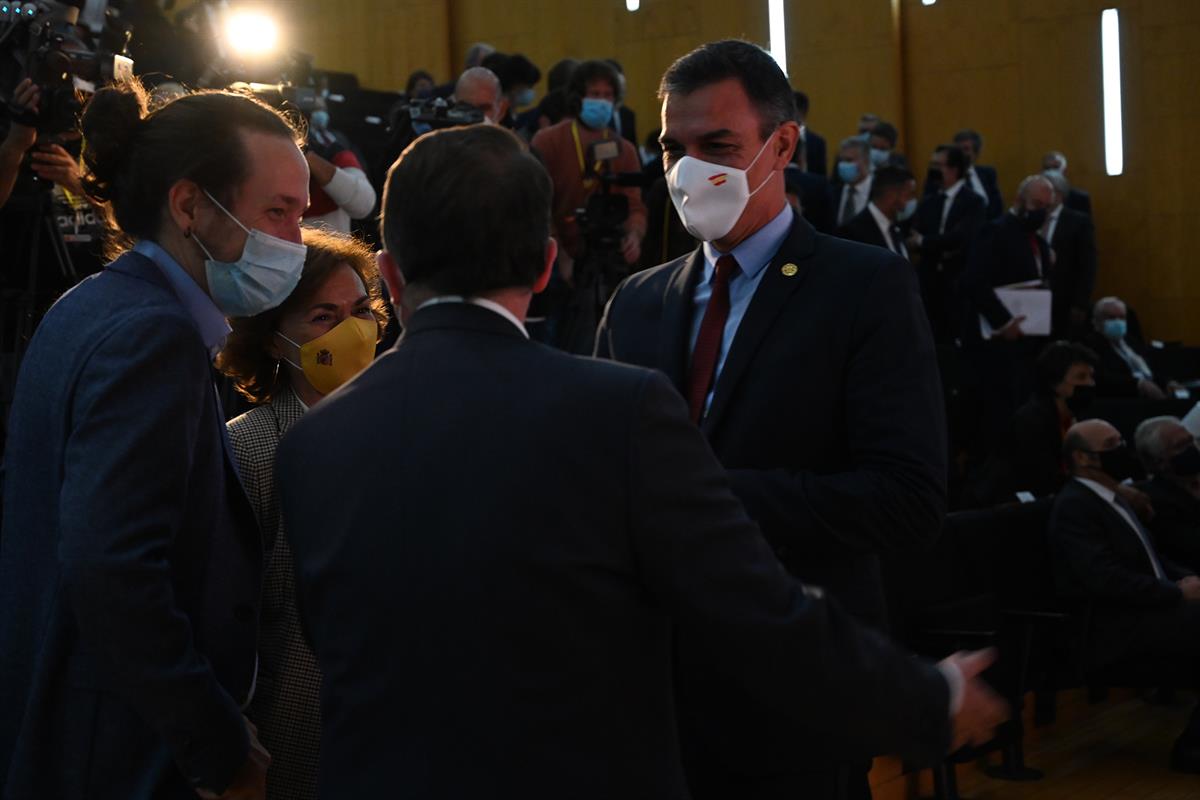 17/10/2020. Carmen Calvo asiste a la XXXI Cumbre hispano-lusa. El presidente del Gobierno, Pedro Sánchez, la vicepresidenta primera y minist...