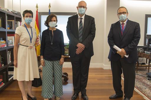 Carmen Calvo junto a los representantes de la Iglesia de Jesucristo de los SAntos de los Últimos Días