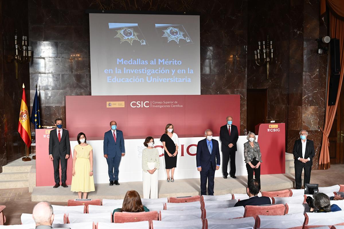 27/07/2020. Calvo asiste al acto de entrega de Medallas al Mérito en Investigación y Educación Universitaria. La vicepresidenta primera del ...