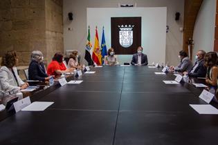 Reunión de Carmen Calvo y el presidente de Extremadura con los agentes sociales extremeños