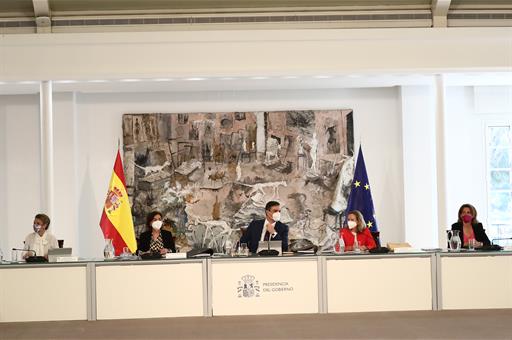 El presidente del Gobierno, Pedro Sánchez, y las vicepresidentas Calvo, Calviño, Díaz y Ribera, en el Consejo de Ministros